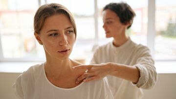 家族にマッサージする女性