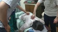 指を痛めずに背中を解す方法！指圧の基礎